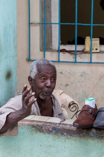 古巴哈瓦那 2018年2月14日 居住在哈瓦那市中心和哈瓦那旧城区的身份不明的人们享受着简朴的日常生活 — 图库照片
