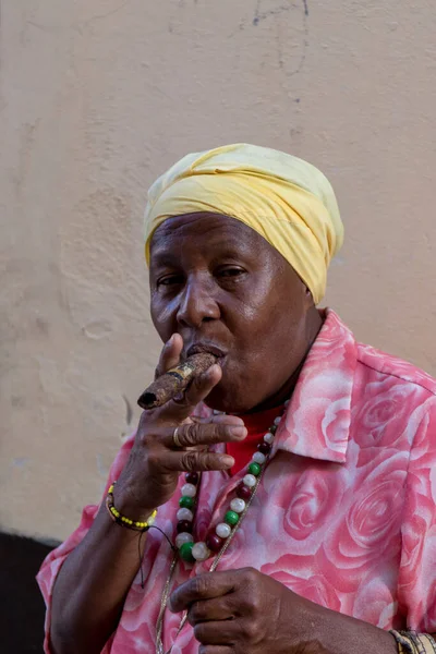 古巴哈瓦那 2018年2月14日 居住在哈瓦那市中心和哈瓦那旧城区的身份不明的人们享受着简朴的日常生活 — 图库照片