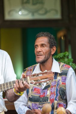 Havana, Küba - 14 Şubat 2018: Down Town 'da ve Old Havana' daki o mahallede sıradan bir hayatın tadını çıkaran kimliği belirsiz insanlar.
