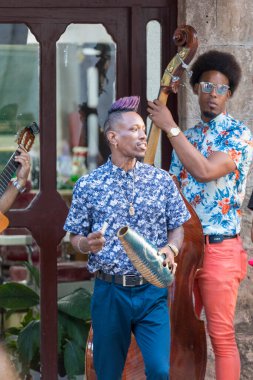 Havana, Küba - 14 Şubat 2018: Down Town 'da ve Old Havana' daki o mahallede sıradan bir hayatın tadını çıkaran kimliği belirsiz insanlar.