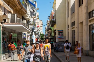 Havana, Küba - 14 Şubat 2018: Down Town 'da ve Old Havana' daki o mahallede sıradan bir hayatın tadını çıkaran kimliği belirsiz insanlar.