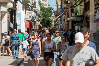 Havana, Küba - 14 Şubat 2018: Down Town 'da ve Old Havana' daki o mahallede sıradan bir hayatın tadını çıkaran kimliği belirsiz insanlar.
