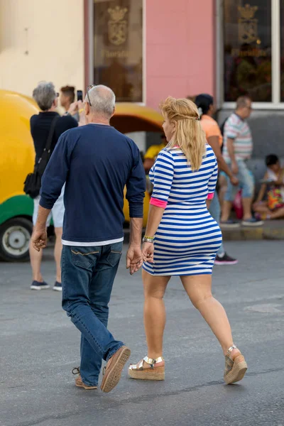 Havana, Küba - 14 Şubat 2018: Down Town 'da ve Old Havana' daki o mahallede sıradan bir hayatın tadını çıkaran kimliği belirsiz insanlar.