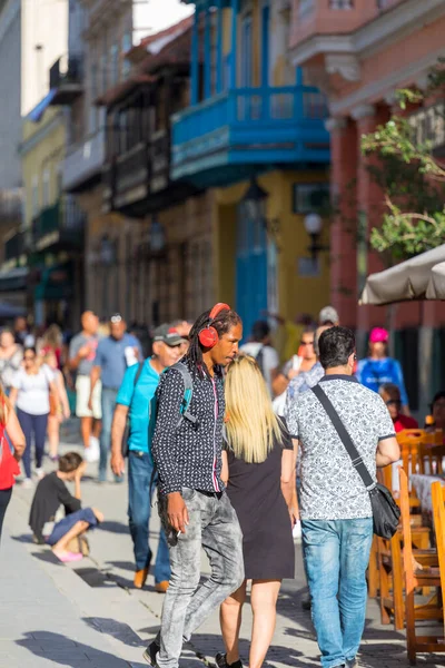 Havana, Küba - 14 Şubat 2018: Down Town 'da ve Old Havana' daki o mahallede sıradan bir hayatın tadını çıkaran kimliği belirsiz insanlar.