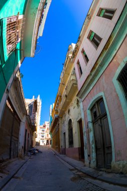 Havana, Küba - 11 Şubat 2019: Eski Havana Şehri Yerel halkla günlük hayatın tadını çıkarıyor.