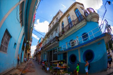 Havana, Küba - 11 Şubat 2019: Eski Havana Şehri Yerel halkla günlük hayatın tadını çıkarıyor.