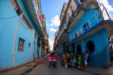 Havana, Küba - 11 Şubat 2019: Eski Havana Şehri Yerel halkla günlük hayatın tadını çıkarıyor.