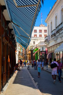 Havana, Küba - 11 Şubat 2019: Eski Havana Şehri Yerel halkla günlük hayatın tadını çıkarıyor.