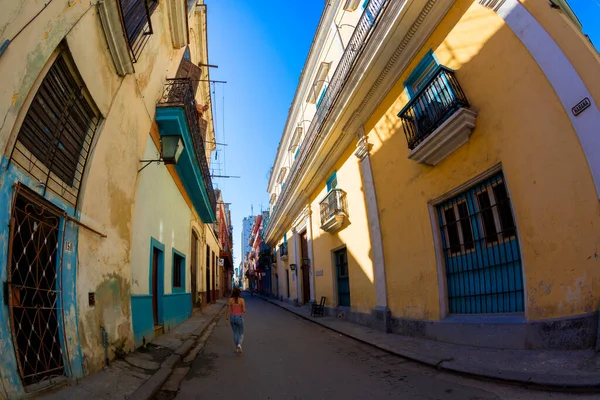 Havana Cuba Fev 2019 Cidade Velha Havana Com Pessoas Locais — Fotografia de Stock