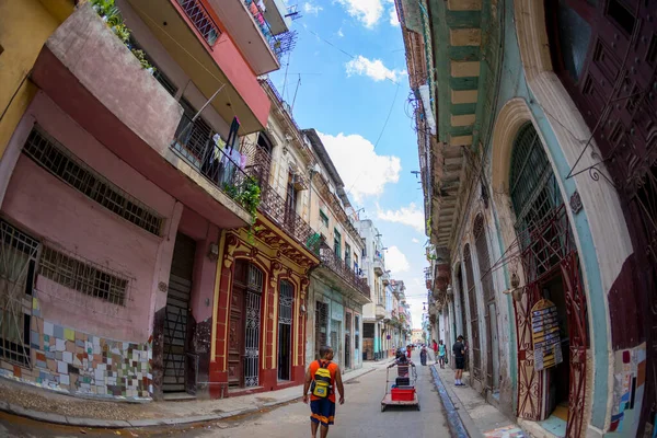 Habana Cuba Feb 2019 Paisaje Urbano Habana Vieja Con Gente — Foto de Stock