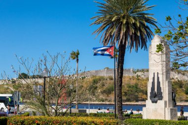 Küba Havan - 15 Şubat 2018: Körfez boyunca eski güzel binalarla Eski Havana manzarası