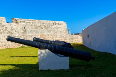Saint Charles Kalesi 'nin eski İspanyol silah taretleri, ya da Fortaleza de San Carlos de la Cabana, eski kaleye bakıyor..