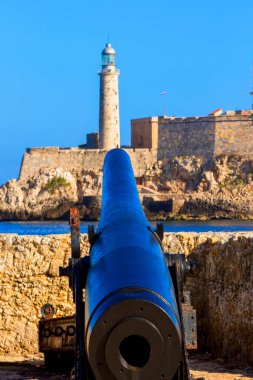 Saint Charles Kalesi 'nin eski İspanyol silah taretleri, ya da Fortaleza de San Carlos de la Cabana, eski kaleye bakıyor..