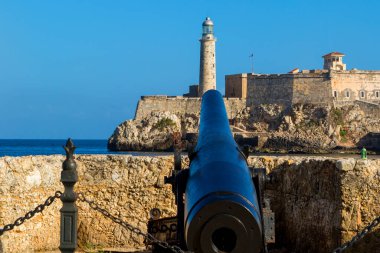 Saint Charles Kalesi 'nin eski İspanyol silah taretleri, ya da Fortaleza de San Carlos de la Cabana, eski kaleye bakıyor..