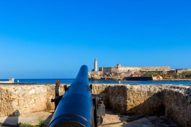 Saint Charles Kalesi 'nin eski İspanyol silah taretleri, ya da Fortaleza de San Carlos de la Cabana, eski kaleye bakıyor..
