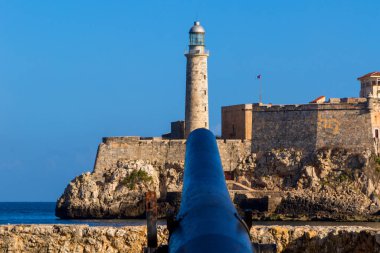 Saint Charles Kalesi 'nin eski İspanyol silah taretleri, ya da Fortaleza de San Carlos de la Cabana, eski kaleye bakıyor..