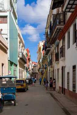 Havana, Küba - 11 Şubat 2019: Eski Havana Şehri Yerel halkla günlük hayatın tadını çıkarıyor.