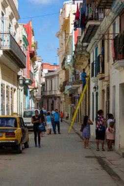 Havana, Küba - 11 Şubat 2019: Eski Havana Şehri Yerel halkla günlük hayatın tadını çıkarıyor.