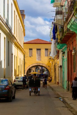 Havana, Küba - 11 Şubat 2019: Eski Havana Şehri Yerel halkla günlük hayatın tadını çıkarıyor.