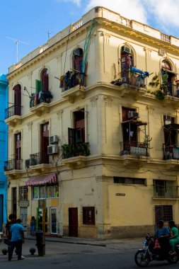 Havana, Küba - 11 Şubat 2019: Eski Havana Şehri Yerel halkla günlük hayatın tadını çıkarıyor.