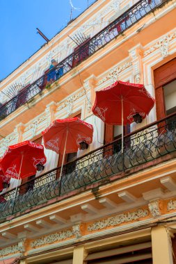 Havana, Küba - 11 Şubat 2019: Eski Havana Şehri Yerel halkla günlük hayatın tadını çıkarıyor.