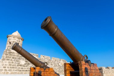 Saint Charles Kalesi 'nin eski İspanyol silah taretleri, ya da Fortaleza de San Carlos de la Cabana, eski kaleye bakıyor..