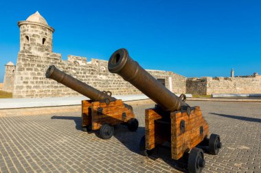 Saint Charles Kalesi 'nin eski İspanyol silah taretleri, ya da Fortaleza de San Carlos de la Cabana, eski kaleye bakıyor..
