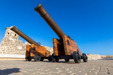 Saint Charles Kalesi 'nin eski İspanyol silah taretleri, ya da Fortaleza de San Carlos de la Cabana, eski kaleye bakıyor..