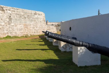 Saint Charles Kalesi 'nin eski İspanyol silah taretleri, ya da Fortaleza de San Carlos de la Cabana, eski kaleye bakıyor..