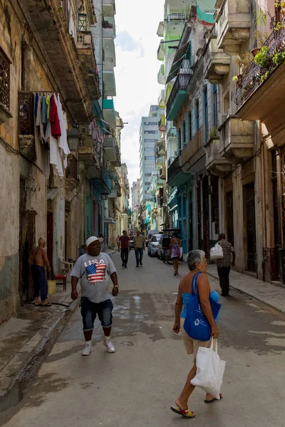Havana, Küba - 11 Şubat 2019: Eski Havana Şehri Yerel halkla günlük hayatın tadını çıkarıyor.