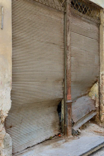 Biegnąca Dzielnica Old Havana Rozwalili Drzwi Budynki Wspólne — Zdjęcie stockowe