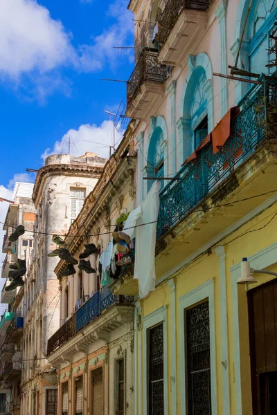 Havana, Küba - 11 Şubat 2019: Eski Havana Şehri Yerel halkla günlük hayatın tadını çıkarıyor.