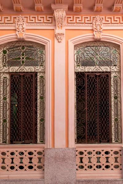 Blick Auf Zwei Fenster Mit Gittern — Stockfoto