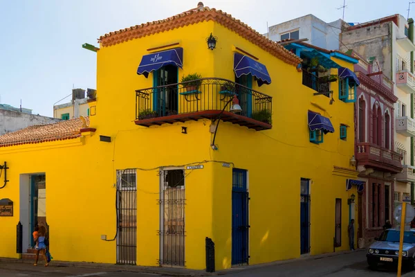 Habana Cuba Feb 2019 Paisaje Urbano Habana Vieja Con Gente — Foto de Stock