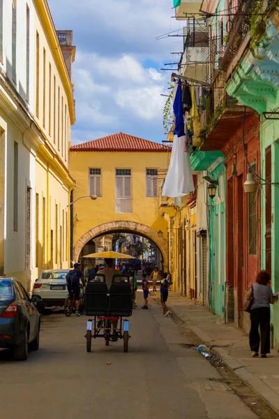 Habana Cuba Feb 2019 Paisaje Urbano Habana Vieja Con Gente — Foto de Stock