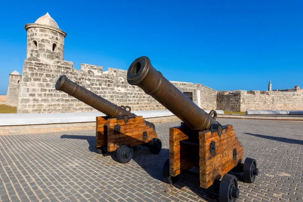 Saint Charles Kalesi 'nin eski İspanyol silah taretleri, ya da Fortaleza de San Carlos de la Cabana, eski kaleye bakıyor..