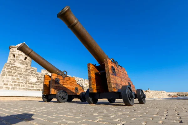 Saint Charles Kalesi 'nin eski İspanyol silah taretleri, ya da Fortaleza de San Carlos de la Cabana, eski kaleye bakıyor..