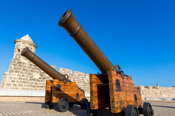 Saint Charles Kalesi 'nin eski İspanyol silah taretleri, ya da Fortaleza de San Carlos de la Cabana, eski kaleye bakıyor..