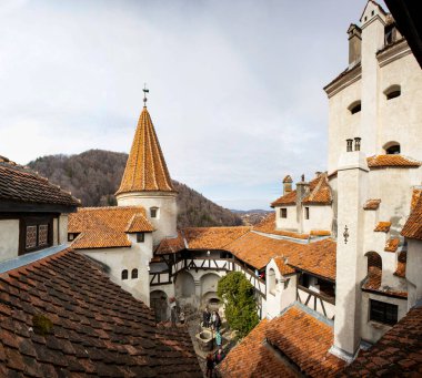 Bran Transilvanya. Bran 'daki Kont Vlad Drakula' nın ortaçağ şatosunun dışı. Drakula 'nın kalesi, Brasov, Transilvanya. Ziyaret edilen yerlerin çoğu.