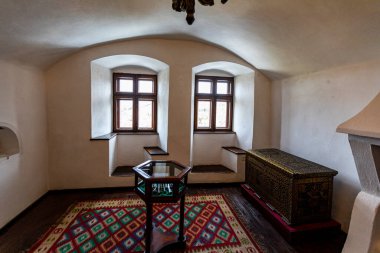 Bran / Romanya - 20 Mar 2020: Bran 'da Earl Vlad Dracula' nın ortaçağ şatosu. Drakula 'nın kalesi, Brasov, Transilvanya. Ziyaret edilen yerlerin çoğu.