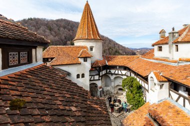 Bran Transilvanya. Bran 'daki Kont Vlad Drakula' nın ortaçağ şatosunun dışı. Drakula 'nın kalesi, Brasov, Transilvanya. Ziyaret edilen yerlerin çoğu.