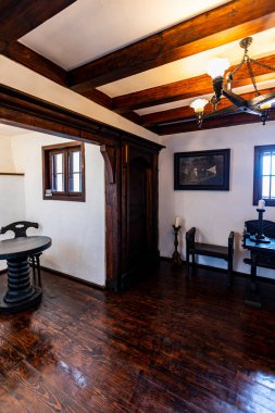 Bran / Romanya - 20 Mar 2020: Bran 'da Earl Vlad Dracula' nın ortaçağ şatosu. Drakula 'nın kalesi, Brasov, Transilvanya. Ziyaret edilen yerlerin çoğu.