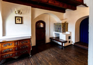 Bran / Romanya - 20 Mar 2020: Bran 'da Earl Vlad Dracula' nın ortaçağ şatosu. Drakula 'nın kalesi, Brasov, Transilvanya. Ziyaret edilen yerlerin çoğu.