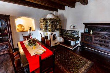 Bran / Romanya - 20 Mar 2020: Bran 'da Earl Vlad Dracula' nın ortaçağ şatosu. Drakula 'nın kalesi, Brasov, Transilvanya. Ziyaret edilen yerlerin çoğu.