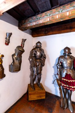 Bran / Romanya - 20 Mar 2020: Bran 'da Earl Vlad Dracula' nın ortaçağ şatosu. Drakula 'nın kalesi, Brasov, Transilvanya. Ziyaret edilen yerlerin çoğu.