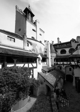 Bran Transilvanya. Bran 'daki Kont Vlad Drakula' nın ortaçağ şatosunun dışı. Drakula 'nın kalesi, Brasov, Transilvanya. Ziyaret edilen yerlerin çoğu.