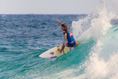 SNAPPER ROCKS, Altın Kıyı, AUSTRALYA - 26 Şubat 2018: Quiksilver & Roxy Pro Dünya Şampiyonası 'nda tanımlanamayan sörfçü yarışıyor. - Snapper Rocks, Gold Coast, Avustralya