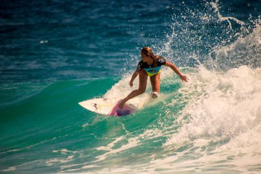 Snapper Rocks, Gold Coast, Avustralya - 25 Şubat 2018: Kimliği belirsiz sörfçü Quiksilver & Roxy Pro Dünya Şampiyonası.