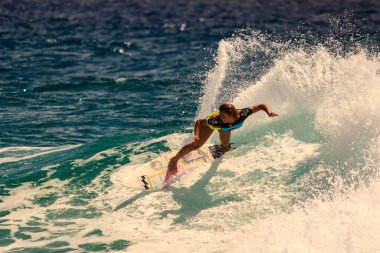 Snapper Rocks, Gold Coast, Avustralya - 25 Şubat 2018: Kimliği belirsiz sörfçü Quiksilver & Roxy Pro Dünya Şampiyonası.