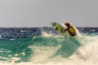 Snapper Rocks, Gold Coast, Avustralya - 25 Şubat 2018: Kimliği belirsiz sörfçü Quiksilver & Roxy Pro Dünya Şampiyonası.